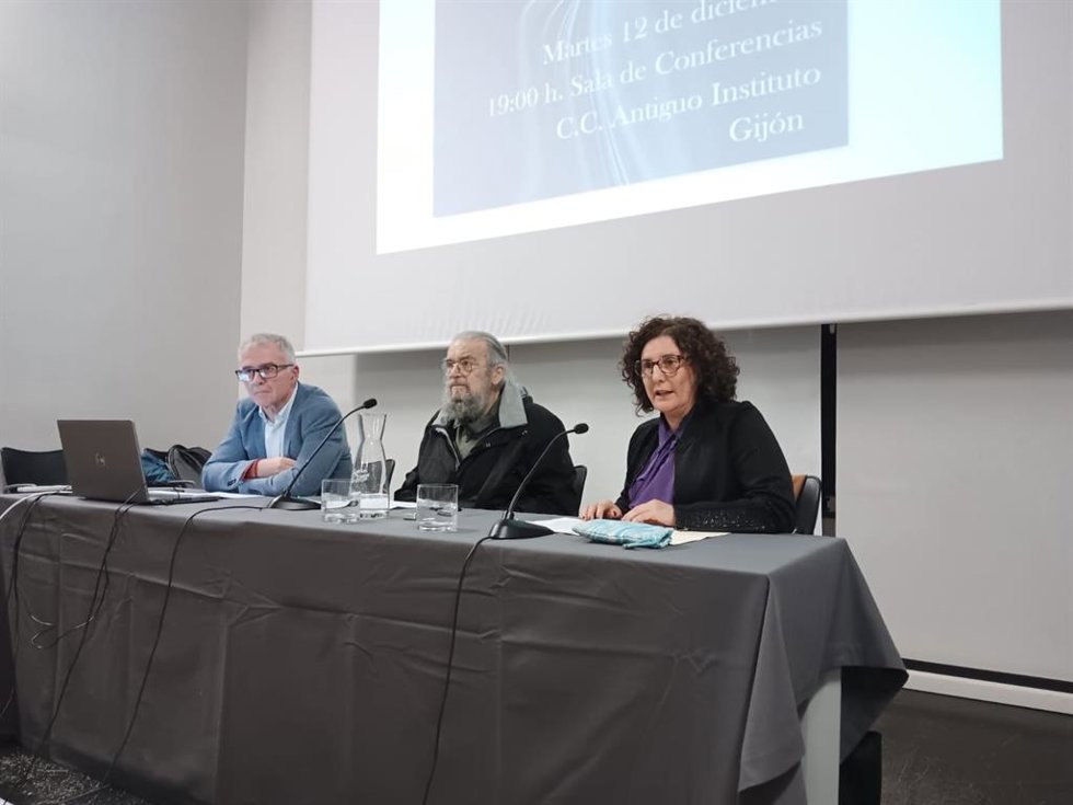 El catedrático de Derecho Constitucional Miguel Presno; Luis Fernández, presidente de Asturias Laica, y la viceconsejera de Derechos Ciudadanos, Beatriz González.