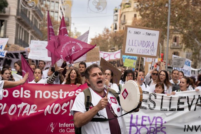 Un enfermero con un tambor durante una manifestación contra el preacuerdo del Institut Catal de la Salut (ICS) de la Generalitat, a 12 de diciembre de 2023, en Barcelona