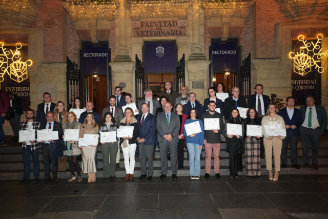 Foto de familia tras la entrega de los premios en el Rectorado.