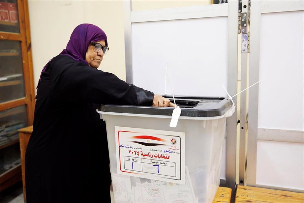 Ciudadana egipcia votando durante las elecciones presidenciales