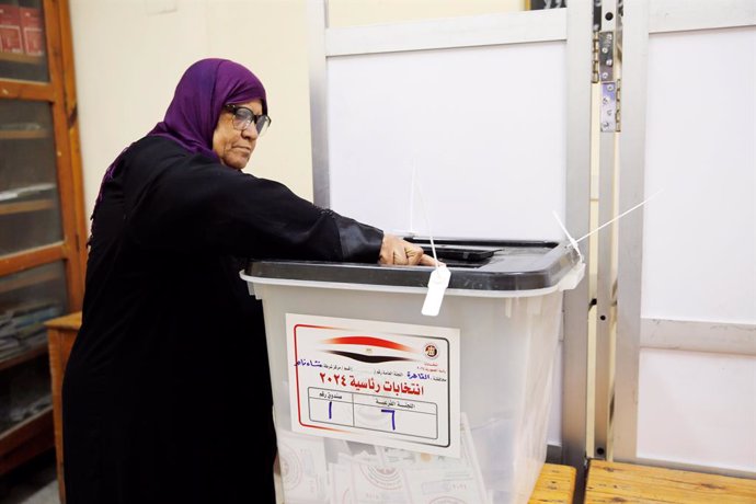 CAIRO, Dec. 12, 2023  -- An Egyptian woman casts her ballot during the Egyptian presidential election at a polling station in Cairo, Egypt, Dec. 12, 2023. Presidential election voting began Sunday in Egypt with four candidates contesting, including incumb