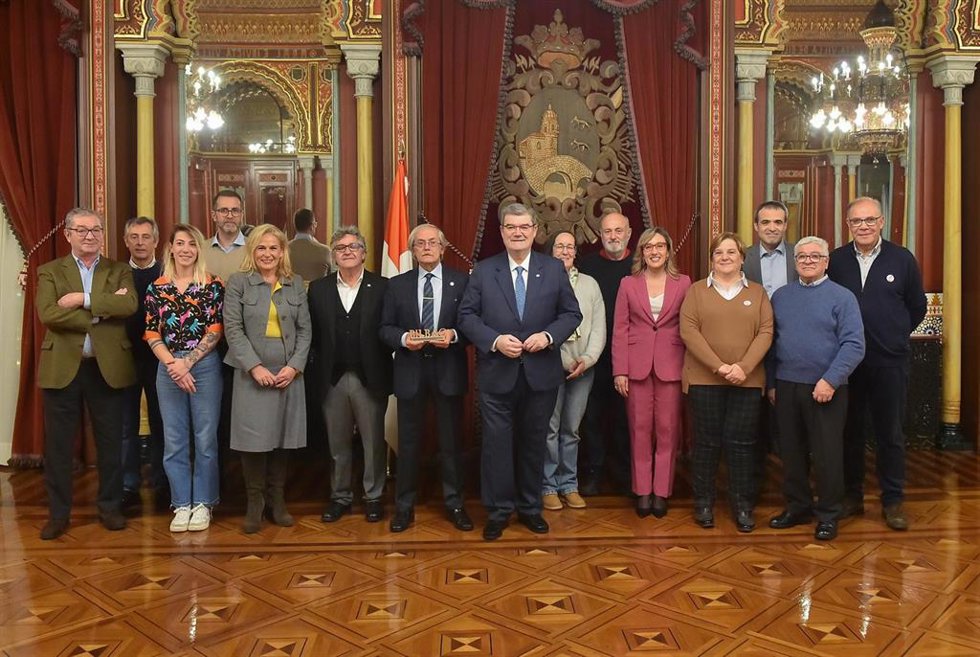El alcalde de Bilbao, Juan Mari Aburto, en el Salón Árabe del Ayuntamiento, junto a una representación de la Peña Motorista Bizkaia