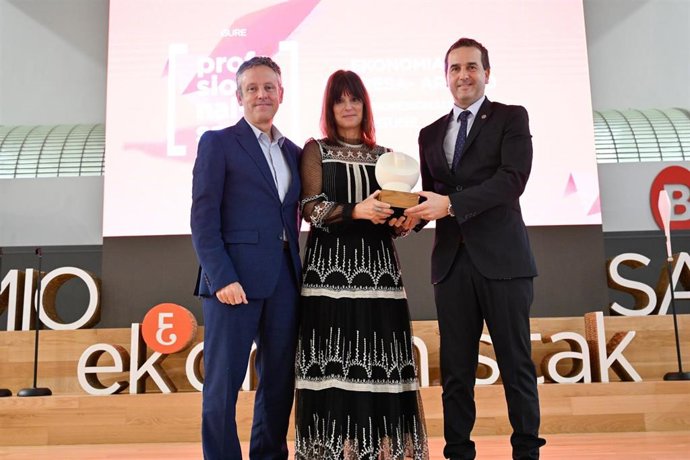 GUREAK, grupo empresarial de economía social,  recibe en Bilbao el Premio ekonomistak Saria 2023
