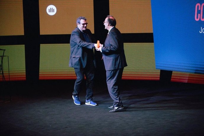 El escritor Jordi Puntí recibe el Premi Sant Jordi de manos del presidente de Òmnium Xavier Antich