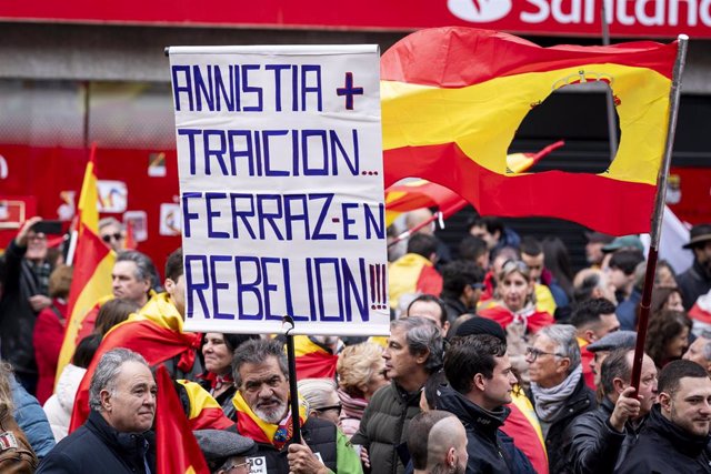 Un cartel en el que se lee: 'Amnistía, Traición, Ferraz en rebelión, durante una concentración frente a las sede del PSOE de la calle Ferraz, a 6 de diciembre de 2023, en Madrid (España).