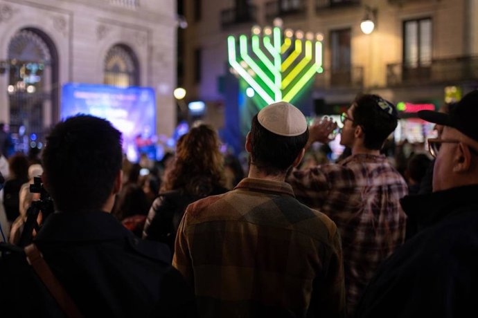 La plaza Sant Jaume de Barcelona ha acogido este martes por la tarde la celebración de la festividad judía de Hanukkah.