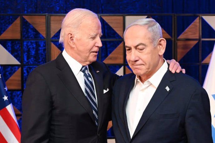 Archivo - FILED - 18 October 2023, Israel, Tel Aviv: US President Joe Biden (L) comforts Israeli Prime Minister Benjamin Netanyahu during a joint press conference following their meeting. Photo: Avi Ohayon/GPO/dpa - ATTENTION: editorial use only and onl