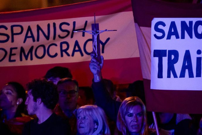Decenas de personas durante una manifestación contra la amnistía frente a la sede del PSOE en Ferraz