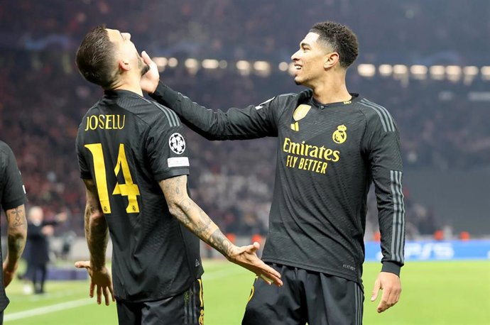 Jude Bellingham felicita a Joselu por uno de sus goles en el Union Berlin-Real Madrid de la Liga de Campeones 23-24