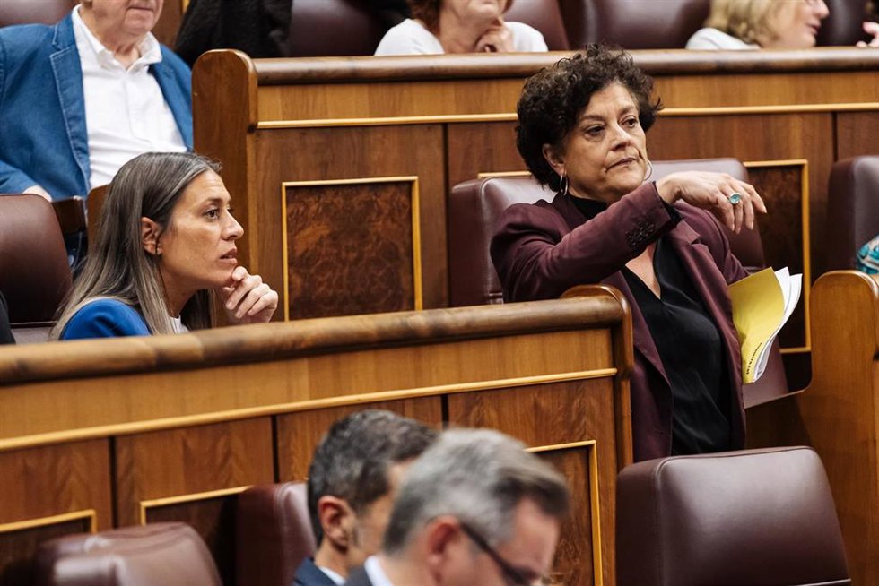 La diputada de ERC Pilar Vallugera (d) y la portavoz de Junts en el Congreso, Miriam Nogueras (i).