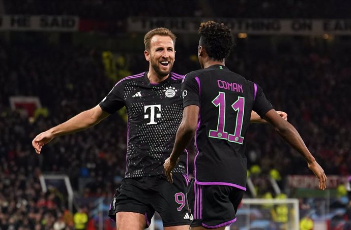 12 December 2023, United Kingdom, Manchester: Bayern Munich's Kingsley Coman (R) celebrates scoring his side's first goal with teammate Harry Kane during the UEFA Champions League Group A soccer match between Manchester United vs Bayern Munich at Old Traf