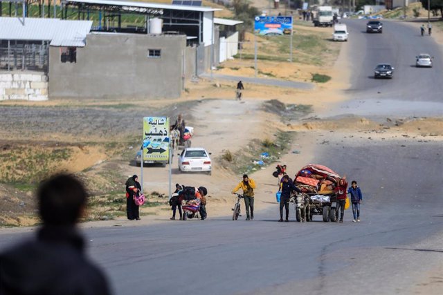 Palestinos que se desplazan de Jan Yunis, en el sur de la Franja de Gaza, a Rafá, en la frontera con Egipto