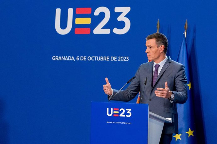 Archivo - El presidente del Gobierno en funciones, Pedro Sánchez,  en la rueda de prensa posterior a la  reunión informal de Jefes de Estados o de Gobierno de la Unión Europea que asisten a la III Cumbre de la Comunidad Política Europea (CPE), a 06 de o