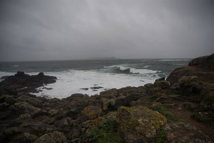 Archivo - Playa de Montalbo y punta Faxilda con oleaje, en Sanxenxo, Pontevedra, Galicia (España). 