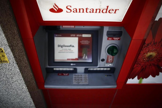 Archivo - Imagen de un cajero del Banco Santander