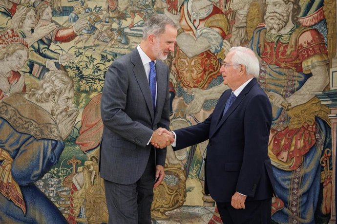 Archivo - El Rey Felipe VI (i) recibe en audiencia al presidente de la Ciudad Autónoma de Melilla, Juan José Imbroda (d), en el Palacio de la Zarzuela, a 25 de septiembre de 2023, en Madrid (España). 