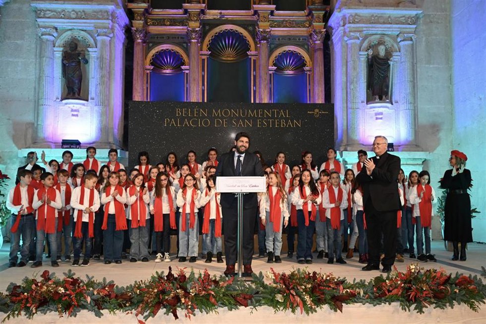 El presidente del Gobierno de la Región de Murcia, Fernando López Miras, inaugura el belén monumental artesano del Palacio de San Esteban, creado por la Asociación Belenista de Lorca