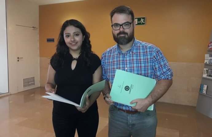 A la izquierda, la nueva directora general del Instituto de la Juventud de España (INJUVE), Margarita Guerrero, y a la derecha, el coordinador de IU-Verdes de Murcia, John David Babyack