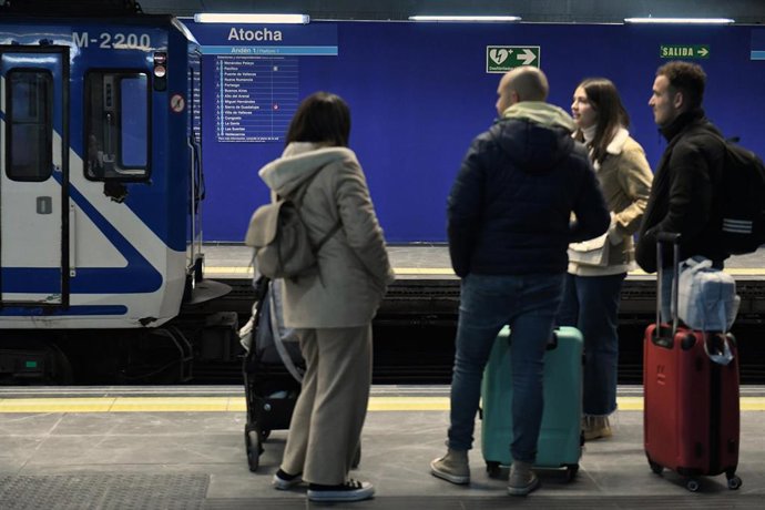 Varias personas esperan a coger la línea 1 del Metro en la estación de Atocha, a 1 de diciembre de 2023, en Madrid (España).