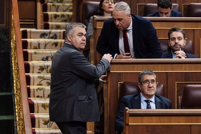 El secretario de Organización del PSOE, Santos Cerdán (i), y el portavoz del PSOE en el Congreso, Patxi López.