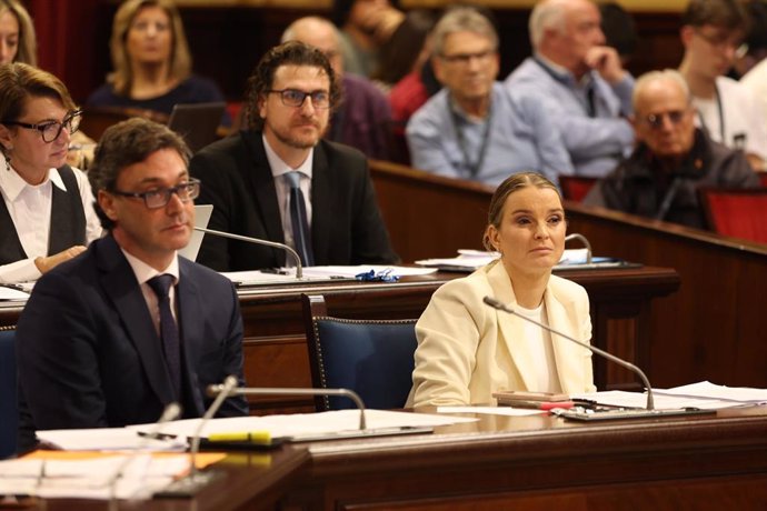 El conseller de Economia, Hacienda e Innovación, Antonio Costa y la presidenta del Govern balear, Marga Prohens, durante un pleno en el Parlament balear.
