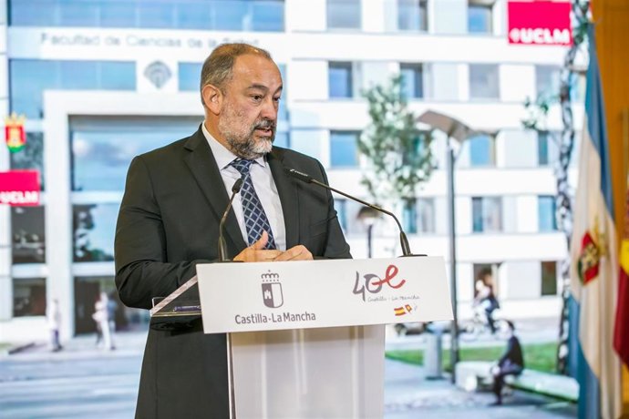 Archivo - El rector de la UCLM, Julián Garde, en una foto de archivo