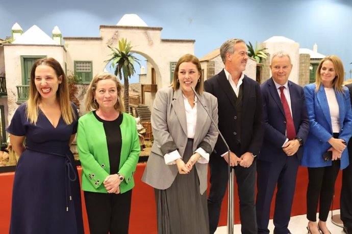 La presidenta del Parlamento de Canarias, Astrid Pérez (c), en la inauguración del belén de Navidad