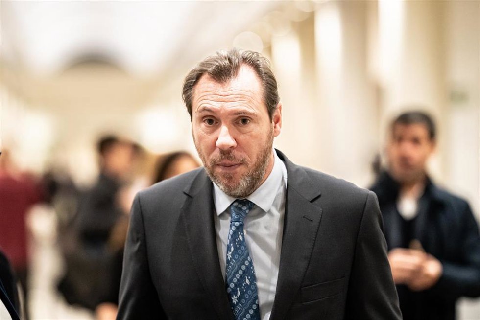 El ministro de Transportes y Movilidad Sostenible, Óscar Puente, a su salida de una sesión plenaria del Senado, a 12 de diciembre de 2023, en Madrid (España). Tras el Pleno del Congreso donde se ha realizado el primer debate de la proposición de Ley de