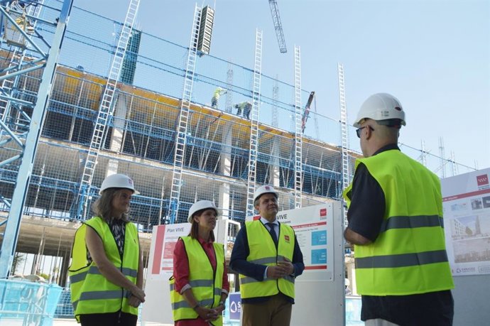 Archivo - La alcaldesa de Alcalá de Henares, Judith Piquet,  y el consejero de Vivienda, Transportes e Infraestructuras, Jorge Rodrigo.