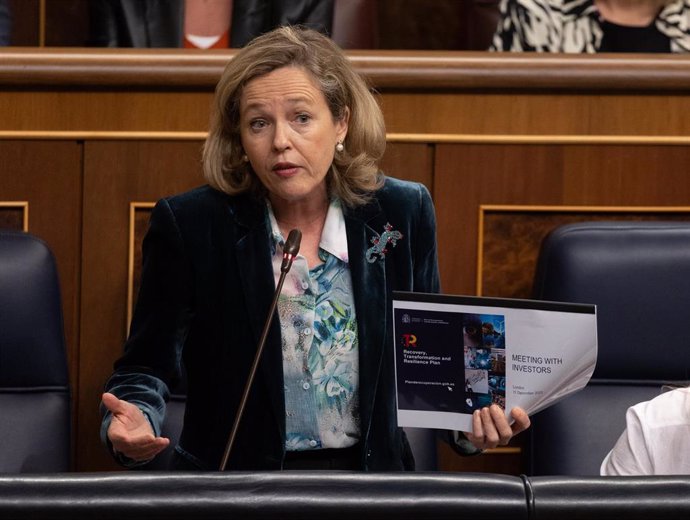 La vicepresidenta primera y ministra de Economía, Nadia Calviño, interviene durante una sesión de control al Gobierno, en el Congreso de los Diputados, a 13 de diciembre de 2023, en Madrid (España).