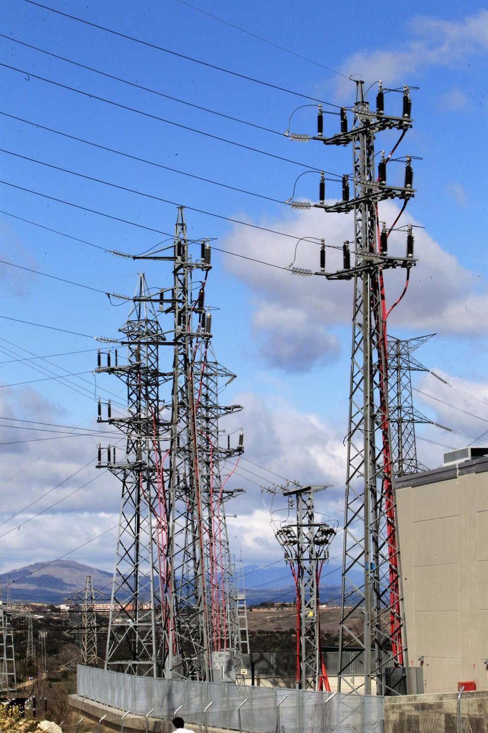 Archivo - Electricidad, energía, cables, torres eléctricas, corriente