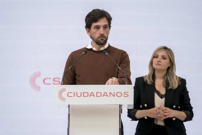 Archivo - El secretario general de Ciudadanos, Adrián Vázquez y la candidata de Ciudadanos a la Presidencia de la Comunidad de Madrid, Aruca Gómez, durante una rueda de prensa tras la reunión del Comité Permanente de la formación liberal en la sede naci