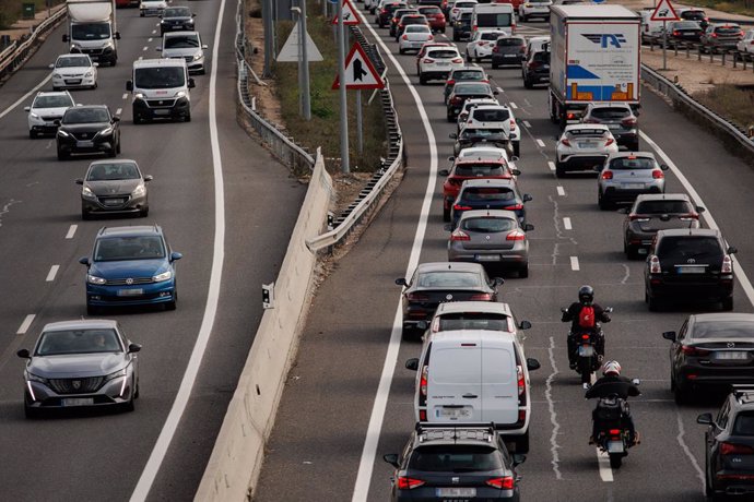 Varios coches circulan por la autovía A3, a 5 de diciembre de 2023, en Madrid (España). La Dirección General de Tráfico (DGT) prevé 1,6 millones de desplazamientos de largo recorrido por las carreteras de la Comunidad de Madrid durante los próximos días f