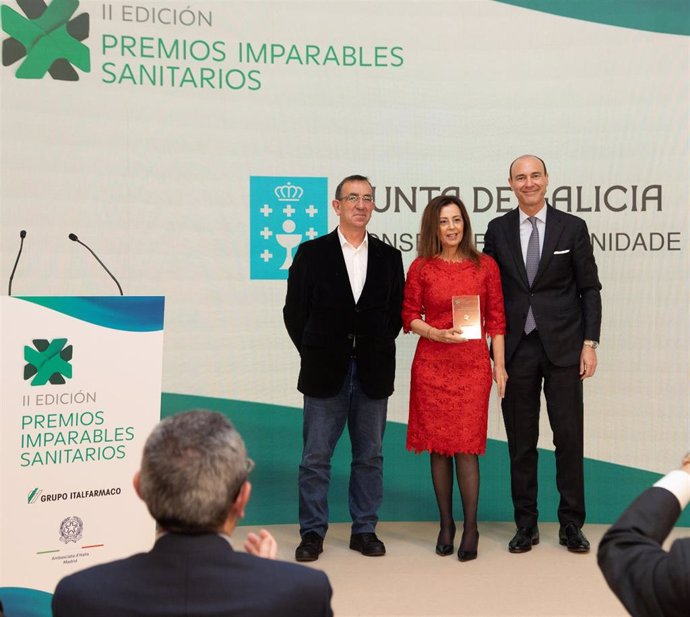 La directora xeral de Saúde Pública, Carmen Durán, y el jefe de sección del Laboratorio de Metabolopatías del Hospital Clínico de Santiago, José Ángel Cocho de Juan, en la recogida de los II Premios Imparables Sanitarios.