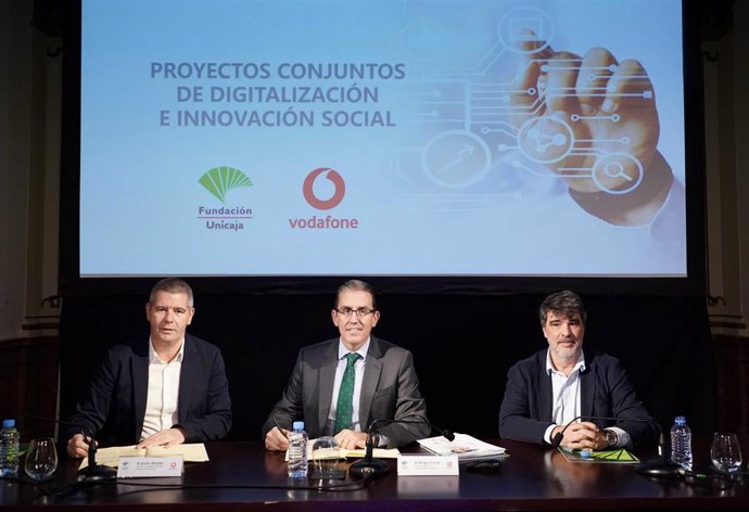 Fundación Unicaja y Vodafone Innovation Hub han presentado los proyectos que realizarán de forma conjunta a través de un acuerdo de colaboración centrado en la digitalización y la innovación social y cultural.