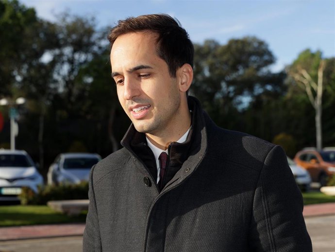 Lorenzo Díaz García a su llegada al tanatorio de La Paz tras el fallecimiento de su padre, Lorenzo Díaz, a 13 de diciembre de 2023, en Tres Cantos (Madrid, España).