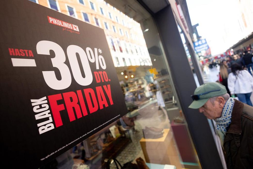 Un escaparate avisa de los descuentos durante Black Friday, 