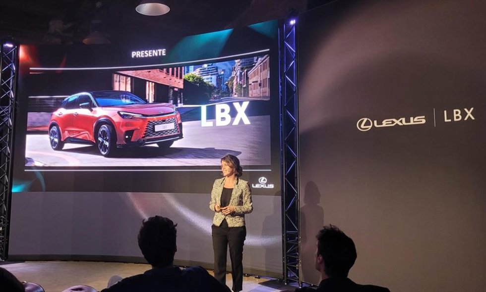 La directora de Lexus España, Mar Pieltain, durante una rueda de prensa en Valencia en la presentación móvil del LBX.