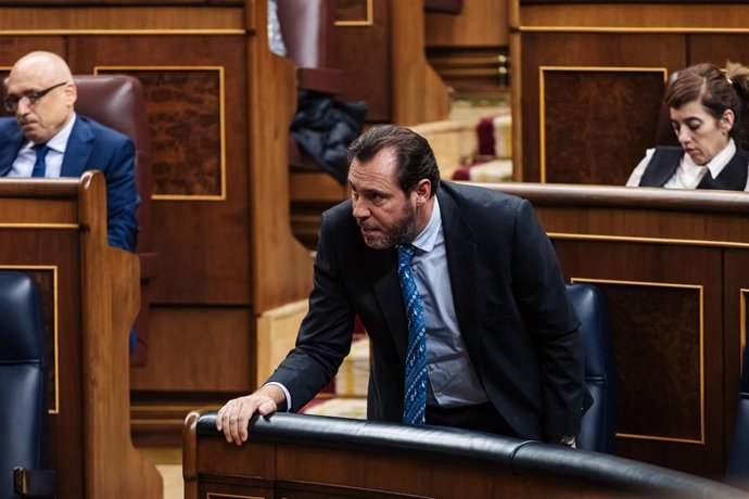 El ministro de Transportes y Movilidad Sostenible, Óscar Puente, vota durante la sesión plenaria, en el Congreso de los Diputados, a 12 de diciembre de 2023, en Madrid (España). El Pleno del Congreso acoge hoy el primer debate de la proposición de Ley d