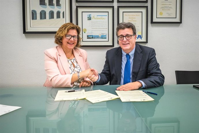 La alcaldesa de Buenavista, Eva García, y el consejero de Cultura del Cabildo de Tenerife, José Carlos Acha, en la firma del convenio para crear el Museo de Las Libreas de El Palmar