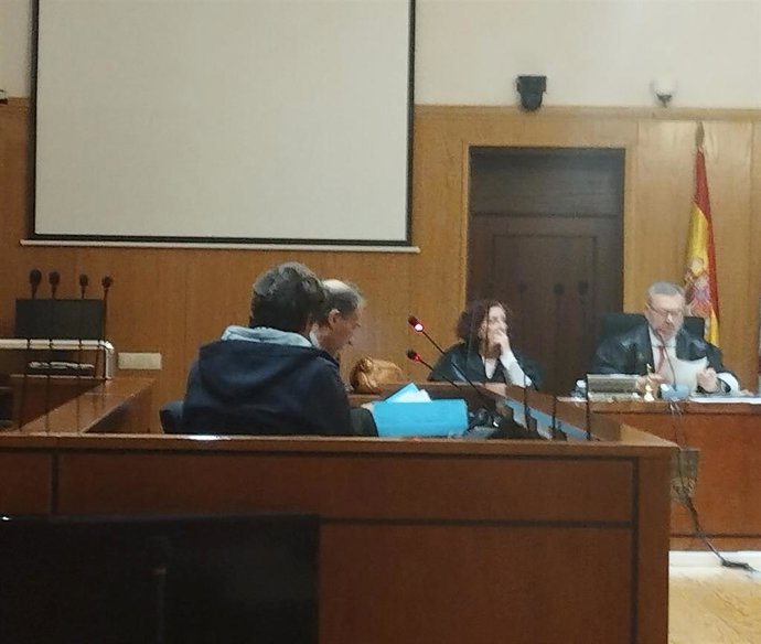 El acusado de intentar quemar la Comisaría de Las Delicias, de espaldas en la Audiencia de Valladolid, en el momento de ratificar la senencia de conformidad.