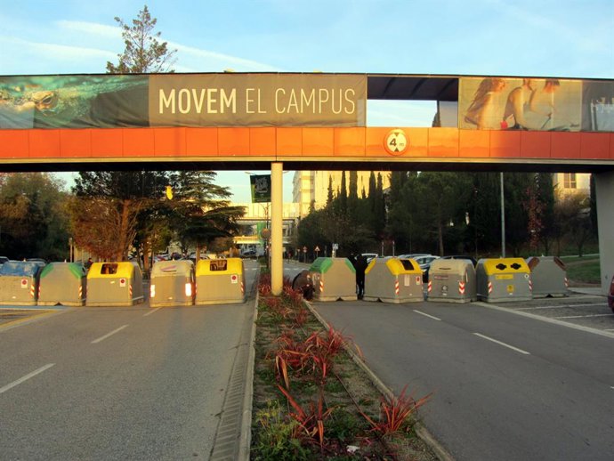 Archivo - Imatge de recurs dels accessos de la UAB bloquejats