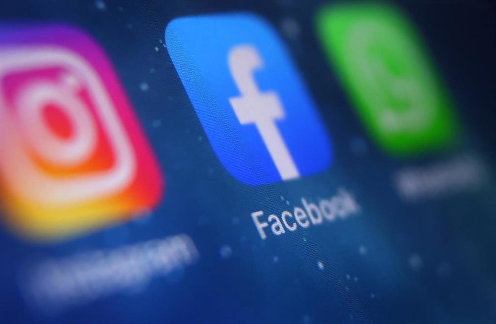 Archivo - FILED - 04 October 2021, Bavaria, Kempten: A general view of the icons of Instagram, Facebook and WhatsApp displayed on a screen of a smartphone. India's government to increase influence over social media content. Photo: Karl-Josef Hildenbrand