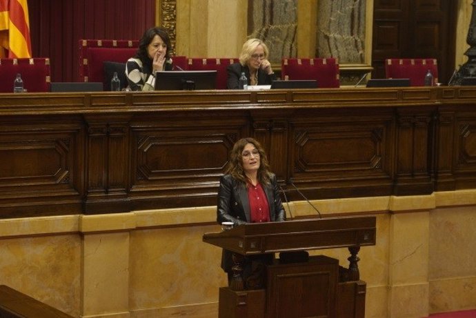 La consellera de Presidencia de la Generalitat, Laura Vilagr, en el pleno del Parlament