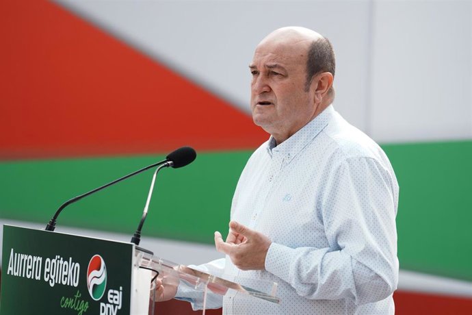 Archivo - El presidente del Euzkadi Buru Batzaren (EBB), Andoni Ortuzar, interviene en un encuentro con las candidatas y los candidatos de EAJ-PNV en Ezkerraldea y Meatzaldea, en el  Parque de Santurtzi, a 12 de marzo de 2023