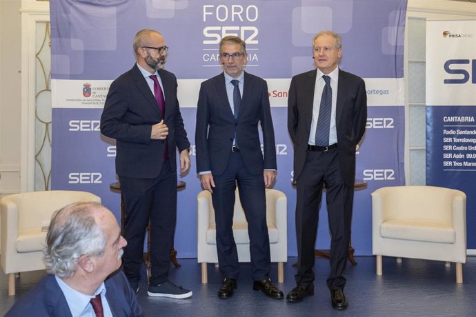 De izquierda a derecha: El director de contenido de la Cadena Ser en Cantabria, Fermín Mier; el presidente de la Autoridad Portuaria, César Díaz, y el consejero de Industria, Eduardo Arasti.