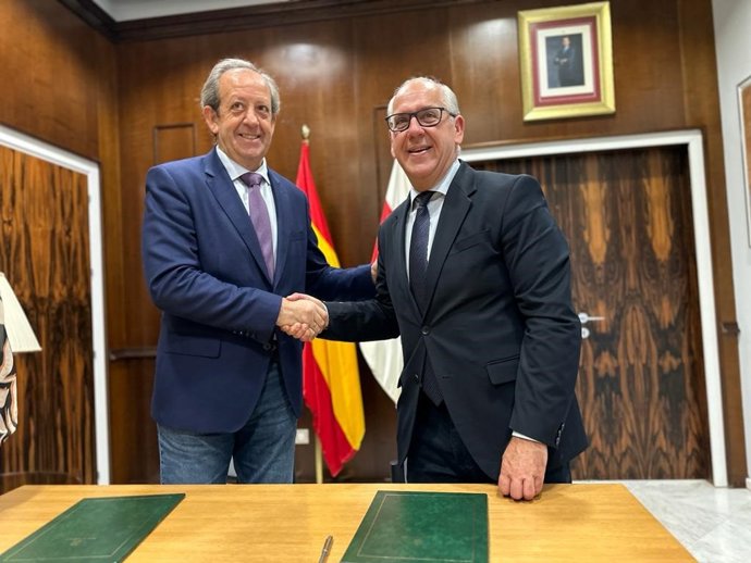Francisco Carmona y Jesús Estrella en la firma del acuerdo.