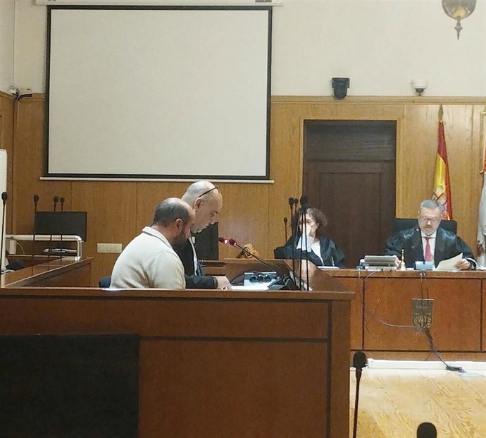 El acusado de aceptar el encargo de un merendero, cobrar y no ejecutarlo, en primer plano durante el juicio que ha quedado suspendido en la Audiencia de Valladolid.