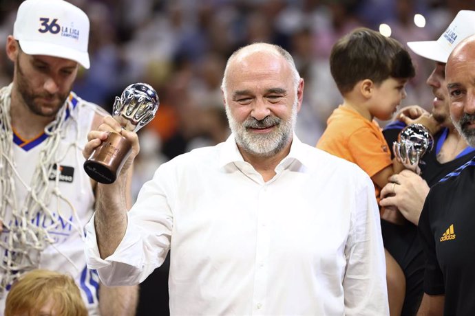 Archivo - Pablo Laso con su trofe de campeón de la Liga Endesa 21-22, en su último partido en el WiZink Center