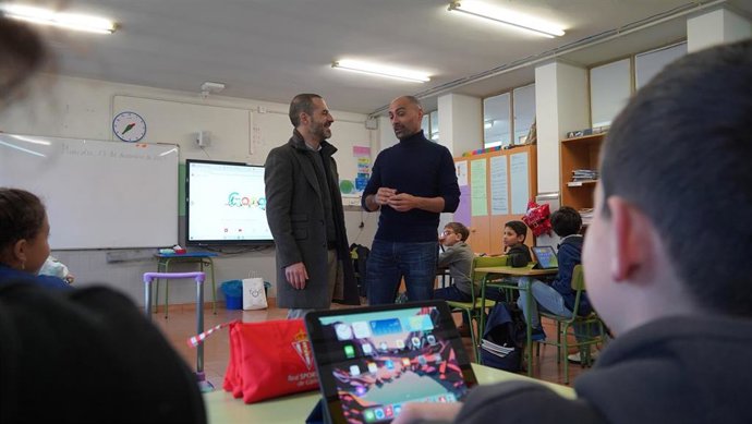 El alcalde de Siero, Ángel García, y el vicedecano de CITIPA, Paulino Álvarez Ondina, en el C.P. El Carbayu de Lugones.